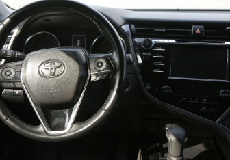 Подержанный автомобиль Toyota Camry Sedan 2018 года (14 фото)