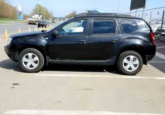 Подержанный автомобиль Renault Duster 2015 года (8 фото)