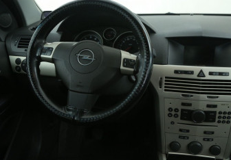 Подержанный автомобиль Opel Astra Sedan 2008 года (14 фото)