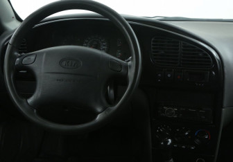 Подержанный автомобиль Kia Spectra Sedan 2006 года (14 фото)