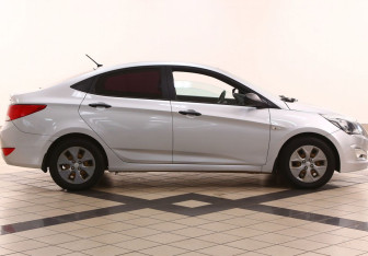Подержанный автомобиль Hyundai Solaris Sedan 2015 года (2 фото)