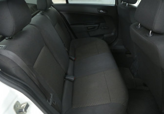 Подержанный автомобиль Opel Astra Sedan 2012 года (11 фото)