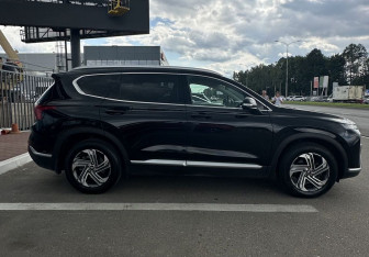 Подержанный автомобиль Hyundai Santa Fe 2021 года (3 фото)