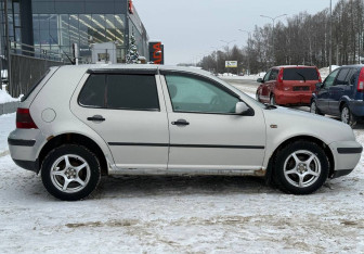 Подержанный автомобиль Volkswagen Golf Hatchback 1998 года (8 фото)