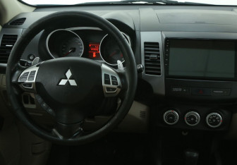 Подержанный автомобиль Mitsubishi Outlander 2008 года (14 фото)