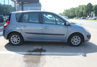 Подержанный автомобиль Renault Scenic 2006 года (7 фото)