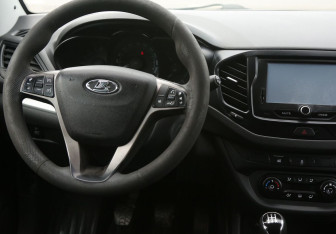 Подержанный автомобиль LADA (ВАЗ) Vesta Sedan 2017 года (16 фото)