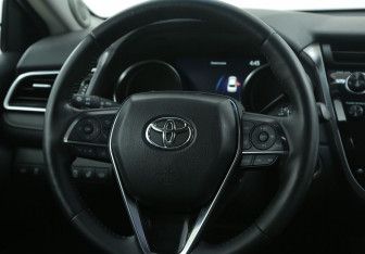Подержанный автомобиль Toyota Camry Sedan 2020 года (16 фото)