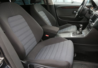 Подержанный автомобиль Volkswagen Passat CC 2011 года (10 фото)