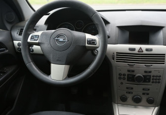 Подержанный автомобиль Opel Astra Wagon 2007 года (14 фото)