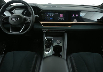 Подержанный автомобиль Geely Monjaro 2022 года (12 фото)