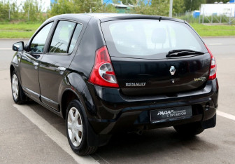 Подержанный автомобиль Renault Sandero 2011 года (4 фото)