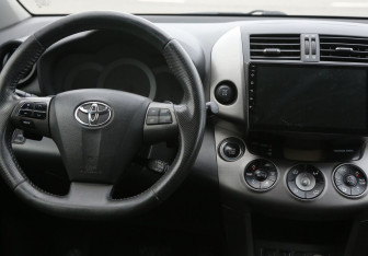 Подержанный автомобиль Toyota RAV4 2011 года (15 фото)