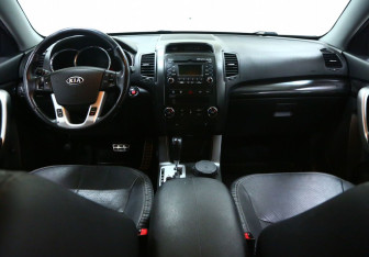 Подержанный автомобиль Kia Sorento 2012 года (8 фото)