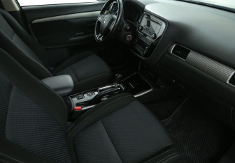Подержанный автомобиль Mitsubishi Outlander 2017 года (9 фото)