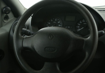 Подержанный автомобиль Renault Logan Sedan 2006 года (16 фото)