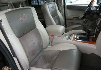 Подержанный автомобиль Jeep Commander 2007 года (10 фото)