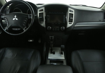 Подержанный автомобиль Mitsubishi Pajero 2014 года (12 фото)