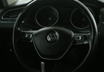 Подержанный автомобиль Volkswagen Tiguan 2019 года (14 фото)