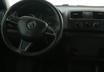 Подержанный автомобиль Skoda Fabia Hatchback 2014 года (14 фото)