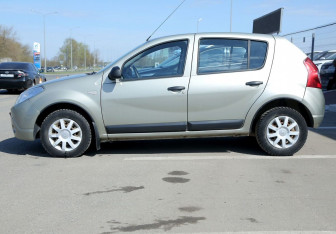 Подержанный автомобиль Renault Sandero 2012 года (8 фото)