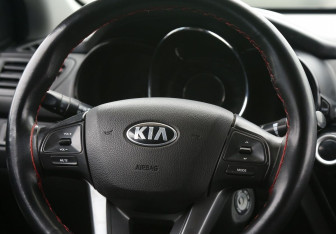 Подержанный автомобиль Kia Rio Sedan 2013 года (17 фото)