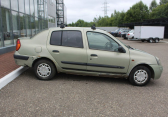 Подержанный автомобиль Renault Symbol 2002 года (8 фото)
