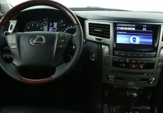 Подержанный автомобиль Lexus LX 2012 года (18 фото)