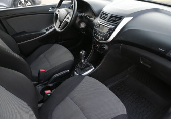 Подержанный автомобиль Hyundai Solaris Hatchback 2013 года (9 фото)