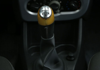 Подержанный автомобиль Renault Sandero 2011 года (15 фото)