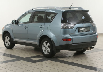 Подержанный автомобиль Mitsubishi Outlander 2008 года (2 фото)