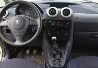 Подержанный автомобиль Peugeot 1007 2006 года (12 фото)