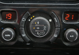 Подержанный автомобиль Peugeot 408 2013 года (17 фото)
