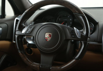 Подержанный автомобиль Porsche Cayenne 2011 года (18 фото)