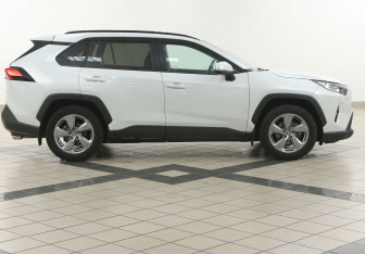 Подержанный автомобиль Toyota RAV4 2020 года (5 фото)