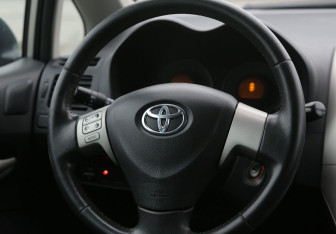 Подержанный автомобиль Toyota Auris Hatchback 2008 года (16 фото)