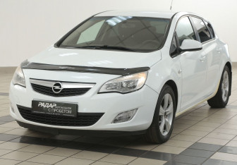 Подержанный автомобиль Opel Astra Hatchback 2011 года (8 фото)