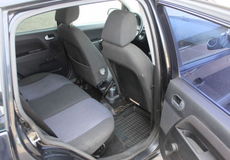 Подержанный автомобиль Ford Fusion 2006 года (12 фото)