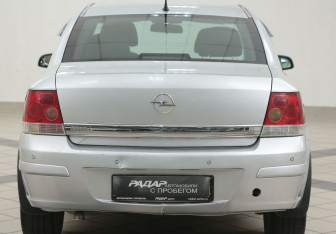 Подержанный автомобиль Opel Astra Sedan 2008 года (3 фото)