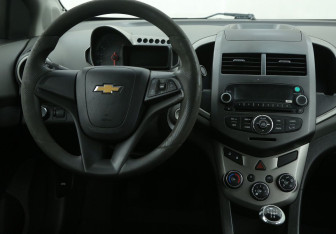 Подержанный автомобиль Chevrolet Aveo Sedan 2013 года (14 фото)