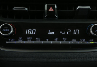 Подержанный автомобиль Toyota Corolla Sedan 2019 года (19 фото)