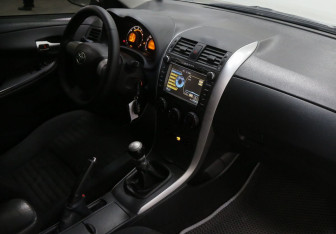 Подержанный автомобиль Toyota Corolla Sedan 2011 года (6 фото)