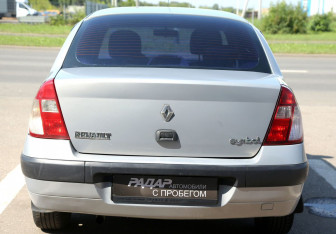 Подержанный автомобиль Renault Symbol 2004 года (5 фото)