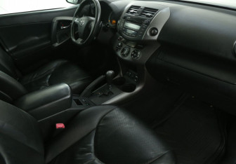 Подержанный автомобиль Toyota RAV4 2010 года (9 фото)