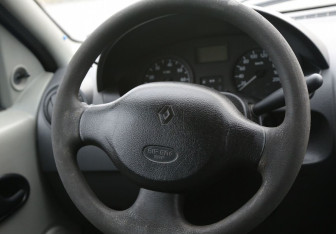 Подержанный автомобиль Renault Logan Sedan 2005 года (16 фото)