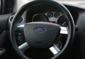 Подержанный автомобиль Ford Focus Hatchback 2008 года (16 фото)