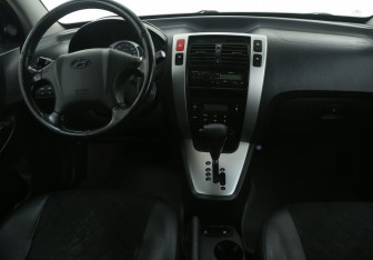 Подержанный автомобиль Hyundai Tucson 2006 года (12 фото)