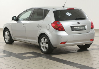 Подержанный автомобиль Kia Ceed Hatchback 2009 года (2 фото)