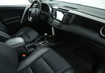 Подержанный автомобиль Toyota RAV4 2017 года (8 фото)
