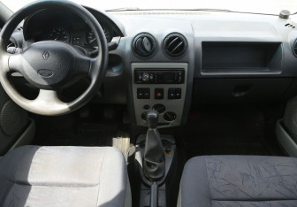 Подержанный автомобиль Renault Logan Sedan 2006 года (12 фото)